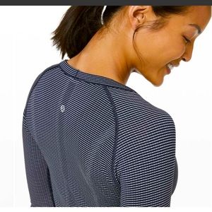 EUC. Lululemon Swiftly Tech Long Sleeve
Crew in True Navy / White. Size 6.